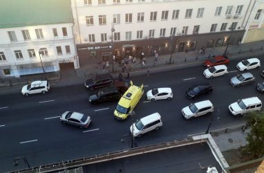 Три машины столкнулись в самом центре Владивостока: пострадал один человек