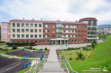 В школах Владивостока усиливают меры безопасности: поступило тревожное сообщение