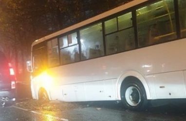 Рейсовый автобус провалился в яму во Владивостоке — фото