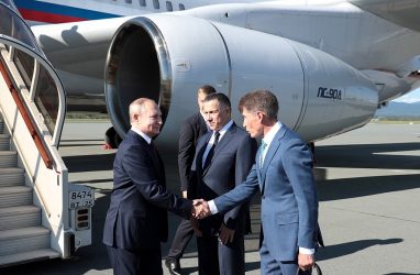 Путин прилетел во Владивосток, его встречал губернатор Приморья