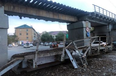 Обрушившийся во Владивостоке железнодорожный мост восстановили