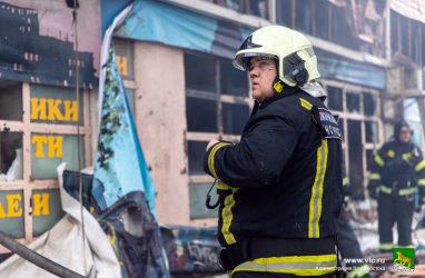 Людей эвакуировали при пожаре в здании завода во Владивостоке