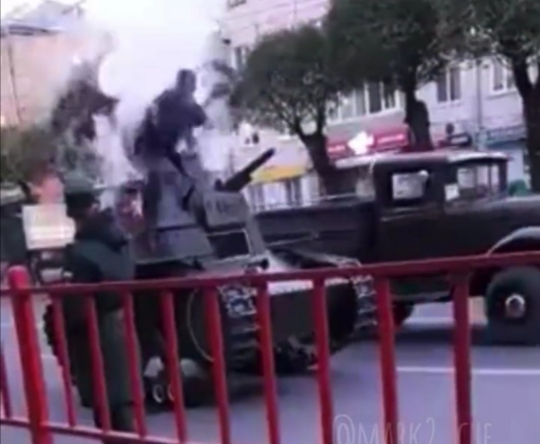 Дым повалил из первого советского танка в центре Уссурийска — видео