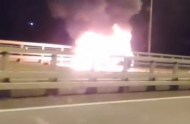 «Электричка» сгорела прямо на Русском мосту во Владивостоке