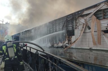 На пожаре на Некрасовском рынке во Владивостоке спасли 10 человек
