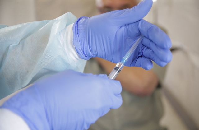 Прививку поставят бесплатно: жителям Владивостока напомнили о вакцинации от коронавируса