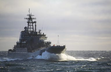 Стрельбы в Охотском море выполнили десантные корабли из Приморья