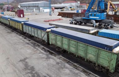 В Приморье сформировали поезд из полувагонов с контейнерами