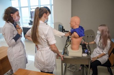 Среднюю предлагаемую зарплату медиков в Приморье оценили в 65517 рублей