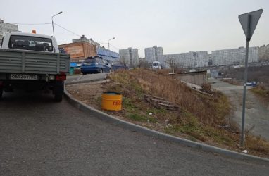 Ёмкости с песком расставили на спусках и подъёмах во Владивостоке