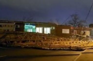 Во Владивостоке штормовой ветер уничтожил крышу магазина