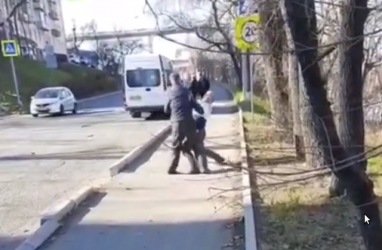 Драку устроили водитель и пассажир маршрутки во Владивостоке