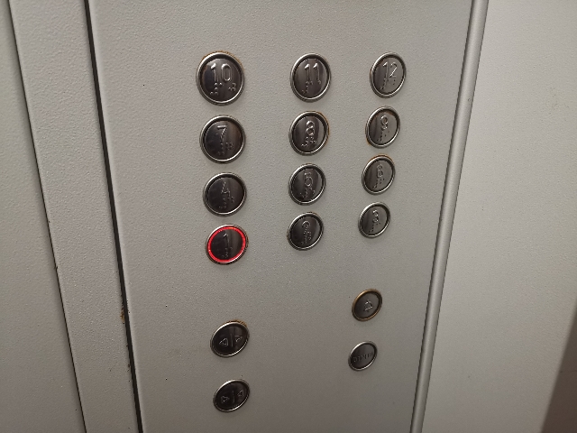 Жильцы 24-этажного дома во Владивостоке вынуждены занимать очередь в лифт