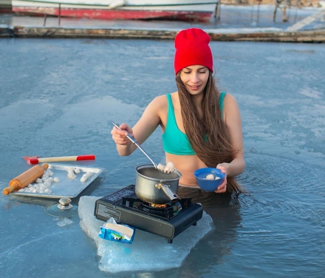 Экстремальная готовка пельменей в ледяной воде поразила приморцев — видео