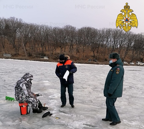 В Приморье спасатели вышли к рыбакам на лёд, чтобы напомнить об опасности