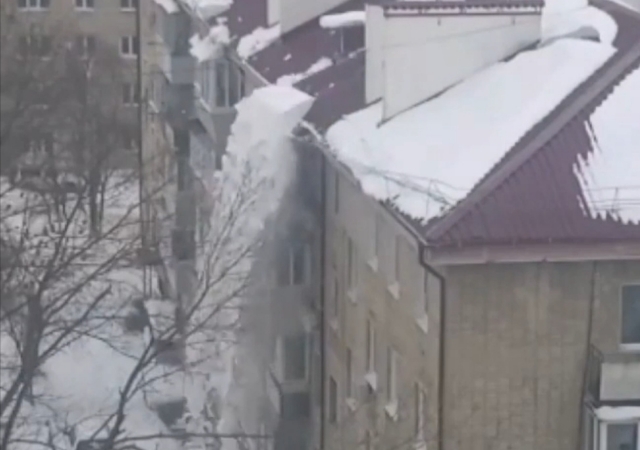 Снежный обвал с крыши дома проломил машину в Приморье — видео