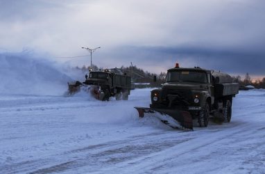 Военные коммунальщики устраняют последствия снегопада в Приморье