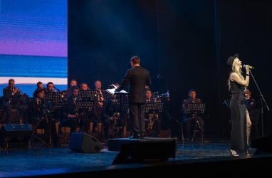 Во Владивостоке эстрадный оркестр исполнил каверы на Artik & Asti и Светлану Лободу