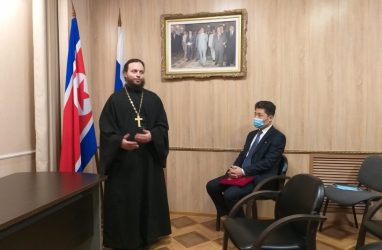 Православный священник посетил кинопоказ в генконсульстве КНДР