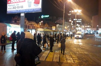 Из-за очередного дорожного коллапса во Владивостоке многие пассажиры не могли уехать домой
