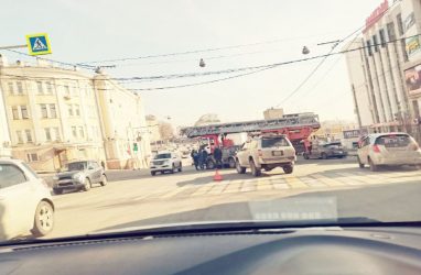 Во Владивостоке пожарная автолестница попала в ДТП — фото