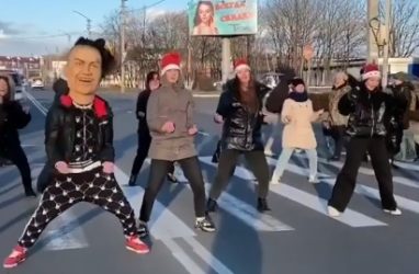 Видео с танцами на пешеходном переходе в Приморье собирает десятки тысяч просмотров
