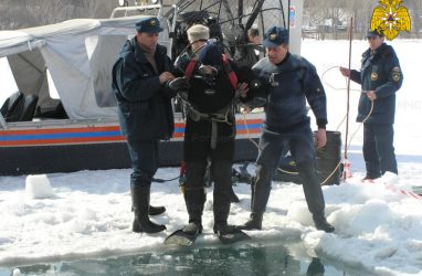 Трагедия в Приморье: водолазы ищут тело утонувшего рыбака