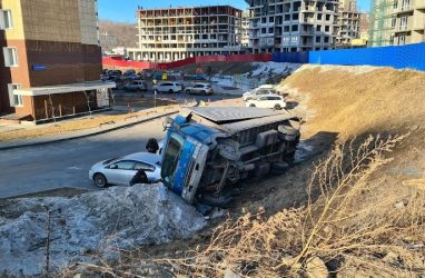 Во Владивостоке грузовик с газовыми баллонами рухнул с косогора