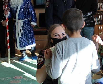 Полицейский Дед Мороз поздравил несовершеннолетних правонарушителей в Приморье — фото