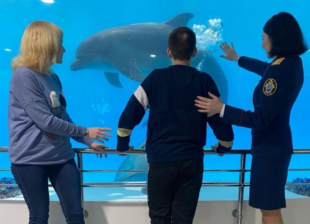 Мечтал поплавать с дельфинами: следователи в Приморье помогли особенному ребёнку исполнить его желание