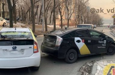 В нелепое ДТП попали две машины такси во Владивостоке