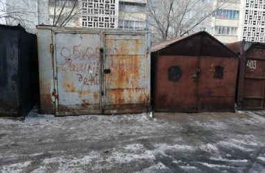 Старое надгробие обнаружили в центре Владивостока после сноса гаражей