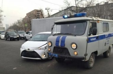 Полицейская «Буханка» попала в ДТП во Владивостоке