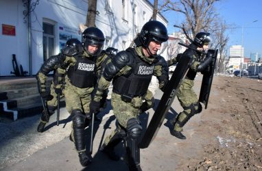 Во Владивостоке отбили «атаку» дебоширов на здание военной комендатуры