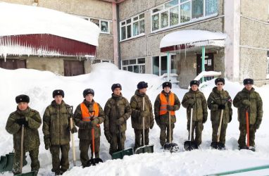 Военные коммунальщики борются с последствиями снегопада в Приморье