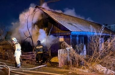Во Владивостоке сгорел частный дом, женщина осталась без крыши над головой