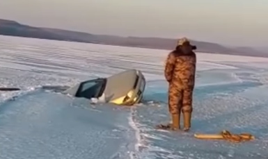 Машина уходит под лед