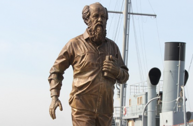 Суд рассмотрит иск о демонтаже скульптуры Солженицына во Владивостоке