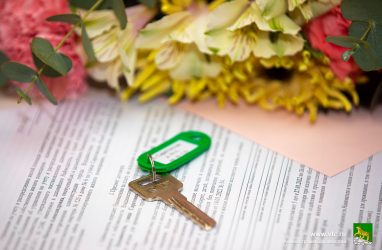 Ключи от новых квартир вручили 22 сиротам в Приморье