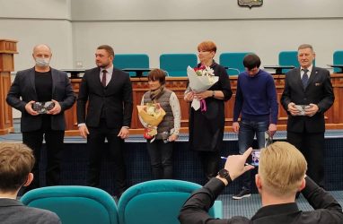Владивостокскую спортшколу «Богатырь» наградили почётным знаком