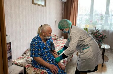 В Приморье 103-летняя женщина решилась на вакцинацию, а затем — на ревакцинацию