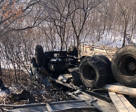 В Приморье 64-летний водитель КамАЗа погиб в ДТП — фото