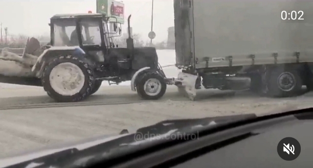 «Все включили камеры»: снегоуборочный трактор во Владивостоке пришёл на помощь большегрузу — видео