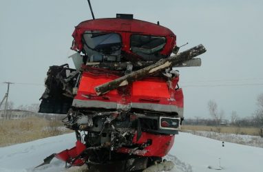 Локомотив протаранил грузовик в Приморье