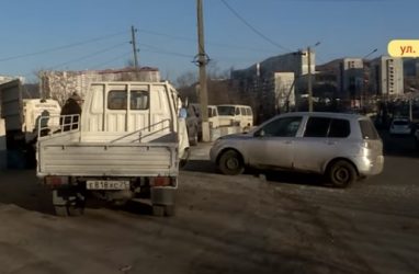 «Малышка» «Мазда» вывела из строя два грузовика во Владивостоке