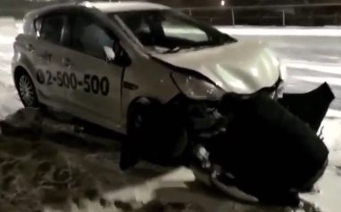 Во Владивостоке таксист врезался в бетонные блоки на перекрытом спуске