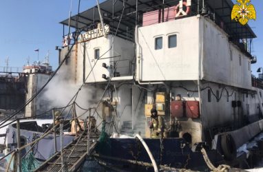 В Приморье загорелось очистное судно