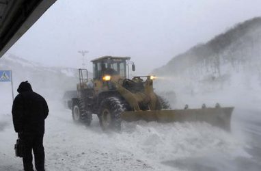 Военные коммунальщики помогли устранить последствия снегопада во Владивостоке