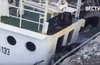 Нефтепродукты попали в море в районе крушения краболова «Акванавт»