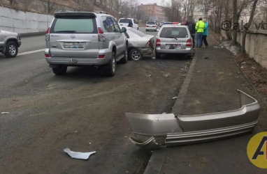 Заснувший таксист устроил массовое ДТП во Владивостоке